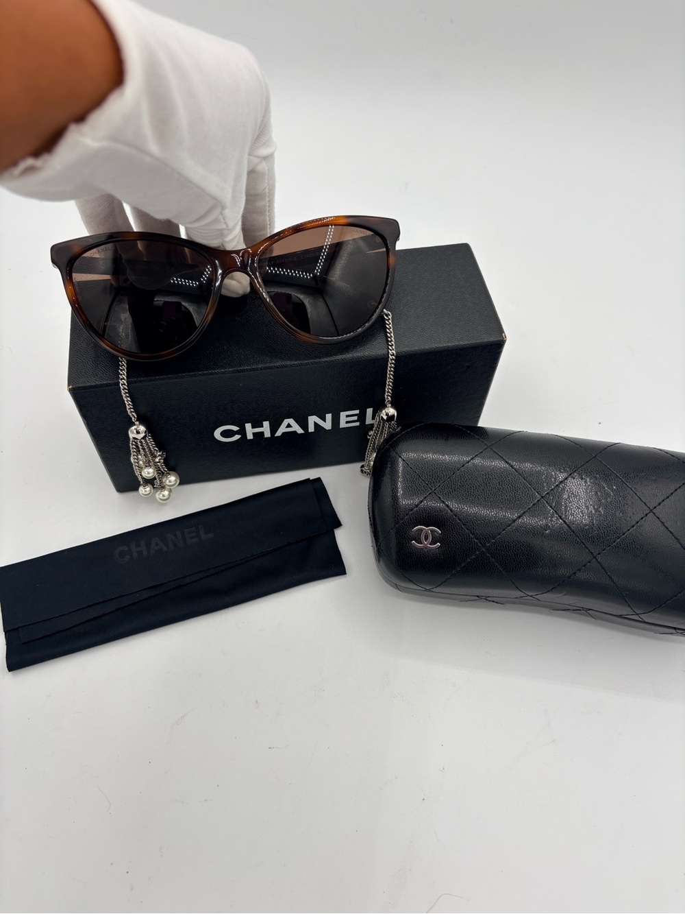 CHANEL Limited Edition Tortoiseshell Cat-Eye Sunglasses with Pearl Tassel Chain - Picture 2 of 11